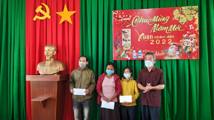 Hoi nong dan xa Dlie Yang trao tang Hat gao yeu thuong 2